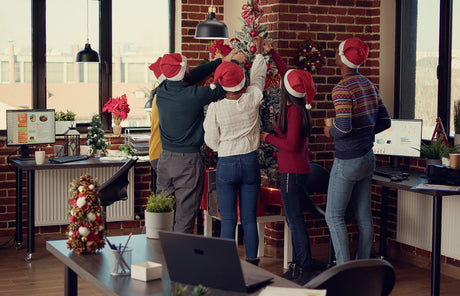 ¡Preparando la oficina para la Navidad! Idea de decoración y regalos entre compañeros